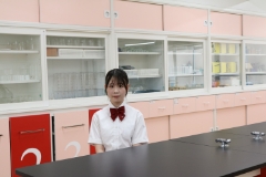 化学生物学研究室とも呼ばれる理科室。赤を基調とした清潔感あふれる室内は最新の実験器具も揃っており大変好評。実学を重視した授業は興味に溢れています。