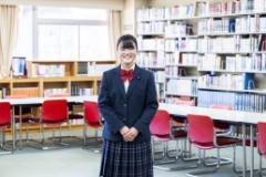 図書館には7万3千冊以上の本があります。窓側の閲覧スペース自習もできてオススメです。本のレイアウトやポップ作りなどが工夫されているので、借りたい本に出会えます！