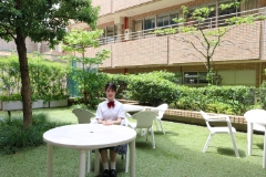 ラウンジ（カフェリーヌ）に面した中庭は明るくて開放感もばつぐん。放課後は談笑したり勉強したり自由なスペースとなります。