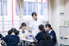 中学3年次より2コース制、高校2年次より6コース制と、多彩な選択科目を設置しています。「顔が見える進路指導」で生徒一人ひとりをサポートし、「行ける進路先」ではなく、「行きたい進路先」への進学を応援しています。