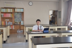 年間約30回の実験授業を行います。化学室、生物室、物理室と3つの実験室を持ち、学習分野にあった専用の教室で理想的な実験環境を設けています。