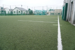 人工芝のグラウンドは試合本番のコートと同じくらいの広さ。体育館、屋上テニスコート、柔道場もあり、スポーツ環境バツグンです。