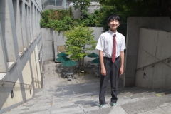 Kプラザに面するサンクンガーデンは明るく広々とした憩いの場です。生徒同士が自然と集まり、楽しいひと時を共有しています。