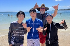 ハワイで「生きた英語」を学び、現地の独特な文化に触れる短期語学研修では、ハワイ大学のドミトリー（学生寮）に泊まり、ハワイ大学大学院生による英会話の語学レッスンが行われます。