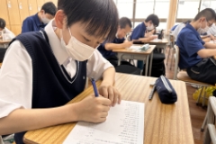 8：20までに登校し、HRで出欠を取った後は、朝学習の時間です。英単語や漢字、計算問題のミニテストがあったり、読解力を高めるドリルに取り組んだりしています。