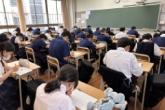 朝テストは授業で履修した内容の復習であることが多いです。全体的に理解度が低いと感じたときには、複数回にわたって同じ範囲で出題することもあり、学力の定着に役立てています。