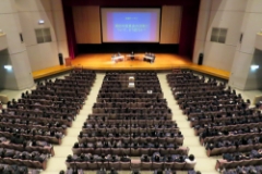 1500名着席のホール。全校集会や式典での使用の他、文化祭や芸術鑑賞会などでは演示の舞台にもなります。生徒会役員選挙の際に行われた討論会の様子です。