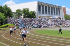 体育大会は文化祭と並んで人気の学校行事。毎年熱い戦いがこのグラウンドで繰り広げられます。周辺には、体育館や9面テニスコート、ゴルフ練習場、合宿所が並んでいます。