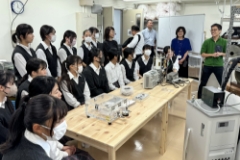 学問領域への関心を広げるために他大学とのつながりも強化。今年は東京理科大学や明治大学、多摩美術大学などへのキャンパス訪問を実施しました。津田塾大学とは一歩進んで高大連携協定を締結しています。
