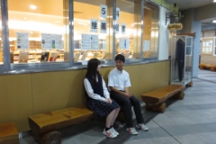 2021年にリニューアルされた図書館の前には、座り心地のいいベンチもたくさん。ここでよく友達とランチタイムを楽しんでいます。