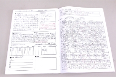 中学1・2年生が毎日取り組む日駒オリジナル教材「ファイトノート」。生徒たちの学力と心の成長を後押ししてくれる存在です。