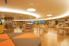 21年に本校舎の中央部分に移設され、本校の知の象徴として、多くの生徒に利用されています。館内にはコーヒーメーカーがあり、コーヒーを飲みながら本を読むことができます。