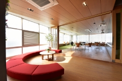 先輩後輩分け隔てなく、女子生徒だけが使用できる場所として利用されています。女子の憩いの場として、お話をしたり勉強をしたり、更衣室としても使用されます。