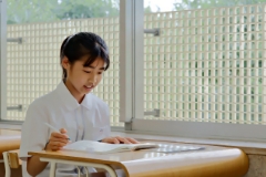 「女子が過ごしやすい空間」をコンセプトに作られた校舎なので、教室もやわらかで女子校らしい雰囲気。広い机と椅子は、曲線が使われたデザインで勉強しやすいです。