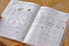 生活の記録やスケジュール管理は、「スコラ」で。計画～振り返りの習慣ができます。先生に提出すると書き込みをして返してくれるので、交換日記のようになるのもうれしいポイント。