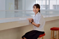 気持ちのよい吹き抜けを囲む廊下は、開放感ばつぐん。冷暖房が効いていて快適なので、カウンターで友達と勉強することも。