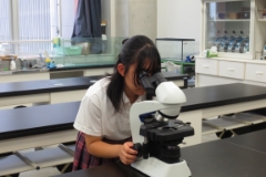 好きなスポットの1つが理科実験教室。電子顕微鏡など、いろいろな装置があってワクワクします。理科は苦手ですが、こういった機械物に触れるのは大好きです。