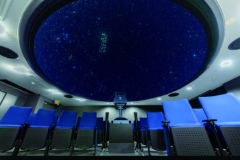 昭和学院には、最新の実験機材を多数揃えた理科実験教室が6教室を備わっています。SAコースでは、これらを駆使した本物の研究活動を展開し、科学的な思考力の育成が図られています。写真は屋内型プラネタリウム