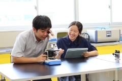 4つある実験室にはICT設 備を完備。「 実学」に根づいた学びをより充実させる環境が整っています。ますます興味や探究心が刺激されます。