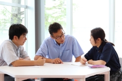 UJCafeに面した学習スペースは明るくて開放感ばつぐん。自習室とはまた違って、先生への質問や生徒同士で教えあったり気軽に使用できます。