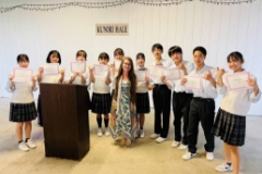 英会話授業や現地の人との交流を通して、コミュニケーション能力の向上や異文化理解、社会性や協調性の習得を目指します。