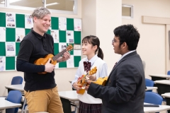 音楽では英語を使いながら演奏できるウクレレが必修で、ネイティブと日本人の先生で指導し、難しいフレーズなどは日本語でフォローしつつ授業を行っています。