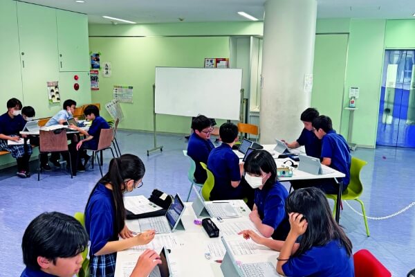 前期のテーマは1年：八王子、2年：京都・奈良・広島(修学旅行先)、3年：オーストラリア(語学研修先)、後期はゼミ方式で学年の枠を取り払って探究活動を行います。