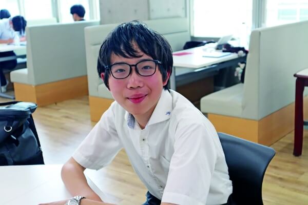 コンビニエンスストアには約300席のラウンジが併設されており、お昼休みや放課後には憩いの場になっています。K.K.さんのお気に入りはソファ席です。