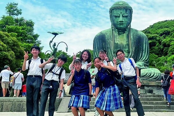 自国の自然・歴史・文化についての探求学習として年2回おこないます。3学年合同の班で計画を立て、行動します。