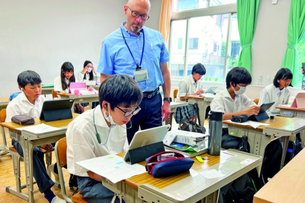 週7時間ある英語の授業の中で、2時間はネイティブ教員と日本人教員とのチームティーチングで表現力を伸ばします。