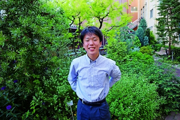 中庭では、草花があるだけで心が安らぐ経験を生徒達に味わってほしいとの思いから、花育（はないく）を実践しています。自然の不思議や美しさを感じる力や、毎日手をかけて育てる継続力も身につきます。