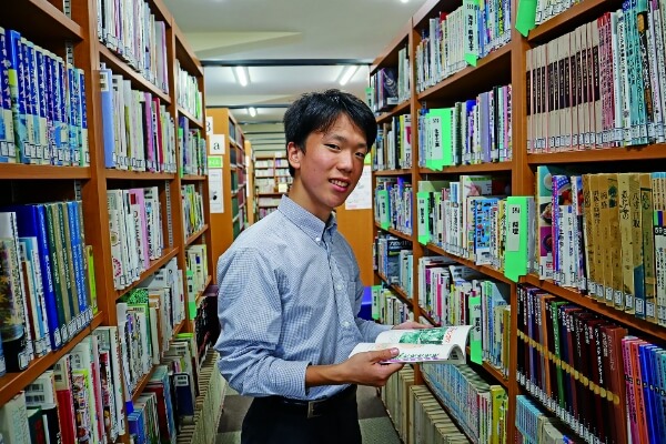 蔵書約33,000冊の図書館は80周年時に新設され、陽光あふれる中で読書に勤しむ環境がここにあります。