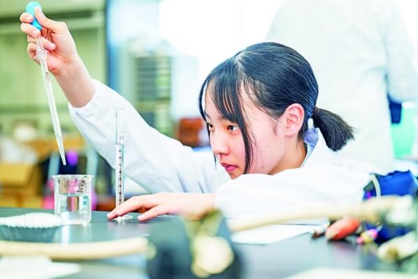 2025年度より「医学進学コース」を新設しました！理科と数学の＂取り出し・先取り・検定外教科書を用いた授業＂を行います。詳しいクラス編成に関してはぜひHPをご覧ください。