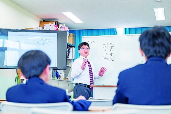 中学2年生からは本校オリジナルの必修講座「医師志望論」が始まります。医学部進学に対応できる学力と人間力を磨き上げるために、座学だけでなくチームで行うワークや調べ学習にも力を入れています。