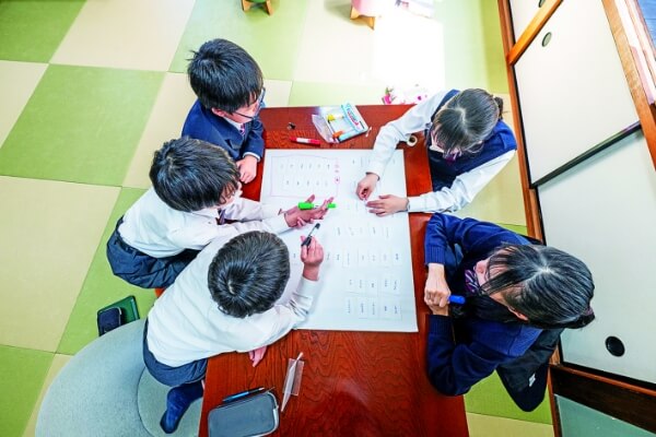 「理数インター」とは「理数的思考力（logical thinking）」と「双方向性（interactive）」を組み合わせた学校のコンセプト名です！勉強だけでなく、何事にも意欲的に取り組む人間性も大切にしています。