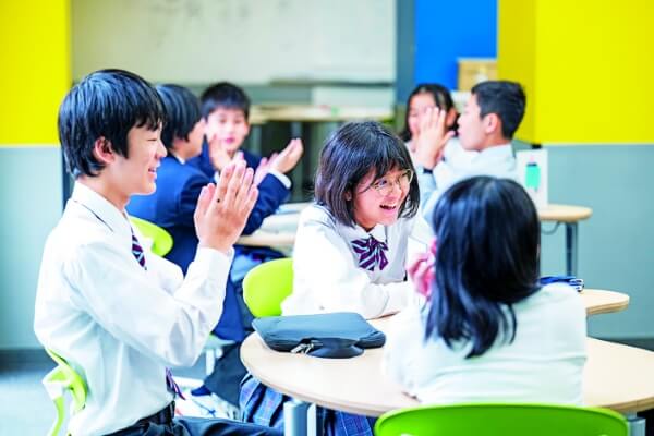 「答えのない学びをしよう」をコンセプトに、グループワークやプレゼンテーションを中心に実施されている教科「理数インター」。非認知能力の向上を目指し、日々新しい学びに挑戦しています。