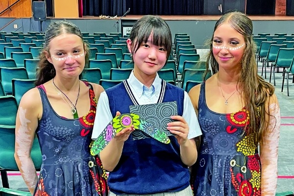 オーストラリアの先住民、アボリジニの文化を体験するプログラムに参加しました。日本ではできない経験に生徒たちも大興奮です。
                            