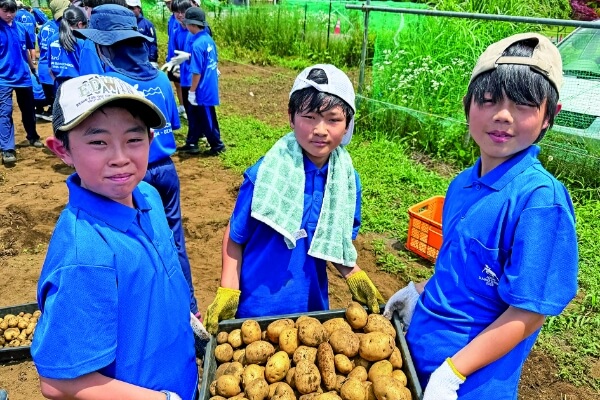 本物に触れる学びは、開校以来の伝統です。机の上の勉強だけでは得られない経験が、生徒たちの知的好奇心に火をつけます。
                            