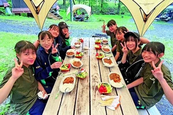 入学後、初めての宿泊行事は中学1年次のサマースクールです。クラスの仲間と協力してカレーを作ったり、農業体験を行ったりして「命の大切さ」を学ぶことができました。