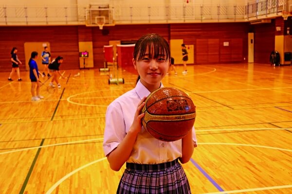 体育の授業や部活動で使用する体育館・アリーナは天井がとても高くバスケットボールコート1面が悠々と取れる広さがあります。