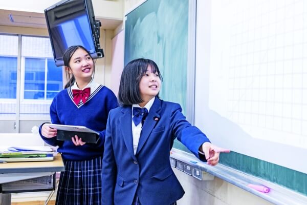 中学3年次より2コース制、高校2年次より6コース制と、多彩な選択科目を設置しています。「顔が見える進路指導」で生徒一人ひとりをサポートし、「行ける進路先」ではなく、「行きたい進路先」への進学を応援しています。