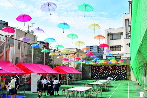 6月に合唱祭、9月に体育祭、10月に文化祭を実施しています。いずれの行事も、企画から当日の運営まで生徒自身で行っています。生徒みんなで作り上げる生徒一人ひとりが主役になれる行事です。