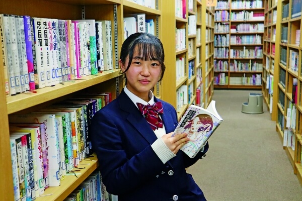 45,000冊の蔵書があり、6人用閲覧机と個人ブースで集中できる時間を過ごせます。