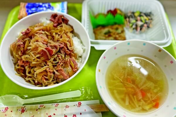 月曜日から金曜日まで毎日給食を実施しています。クラスメイトとみんなで楽しくいただくだけでなく、給食の前後には食前観と食後観という短いお経を唱えます。