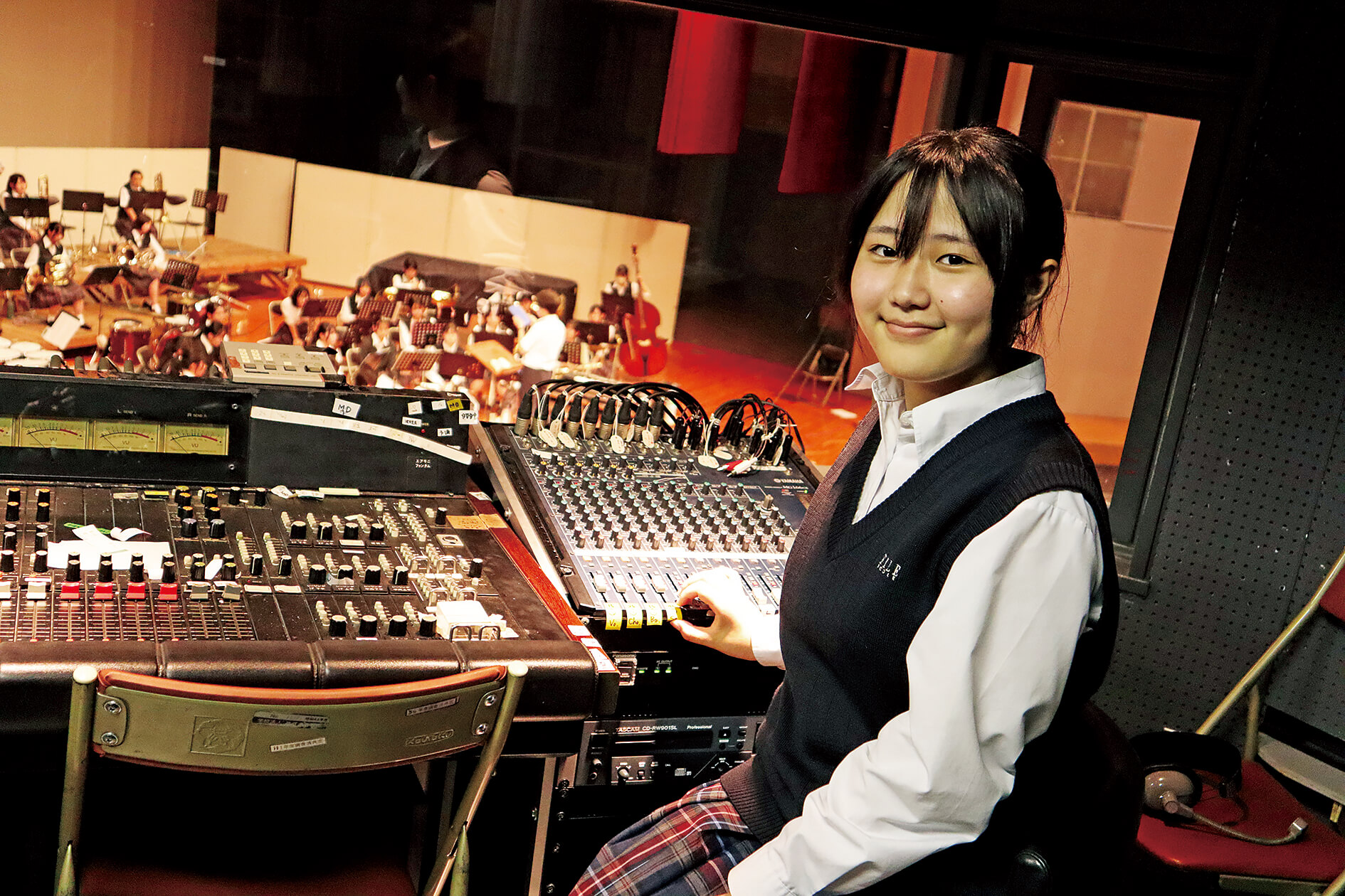 1500名の収容を可能とし、音響性能にも優れた講堂です。式典や芸術鑑賞などさまざまな用途で使用されます。演劇部の藤巻さんも吹奏楽部の野原さんも使用しています。