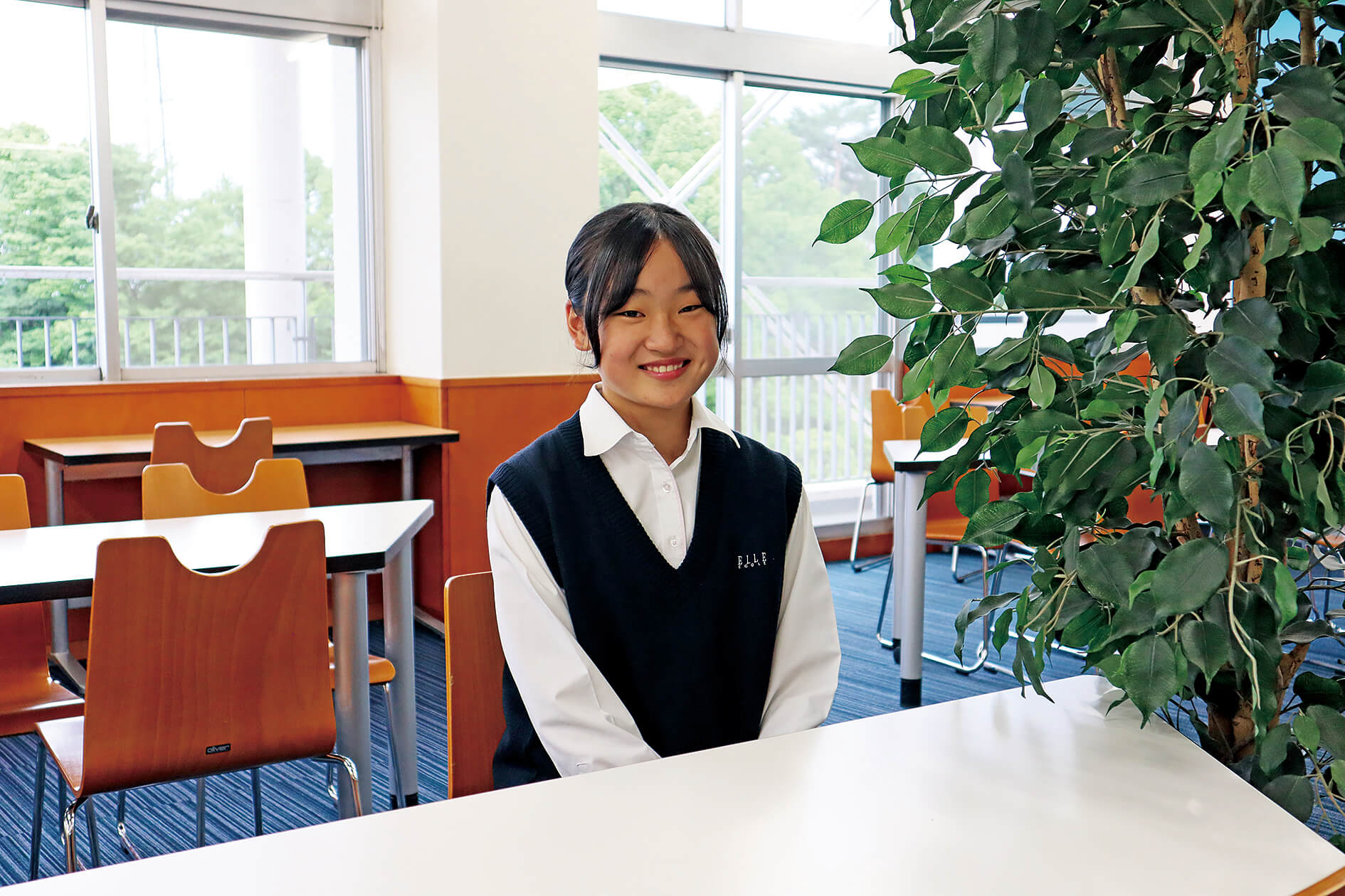 1号館の各階には、多用途に使用されるオープンスペースが設けられ、生徒同士や教師と生徒のコミュニケーションの場となっています。