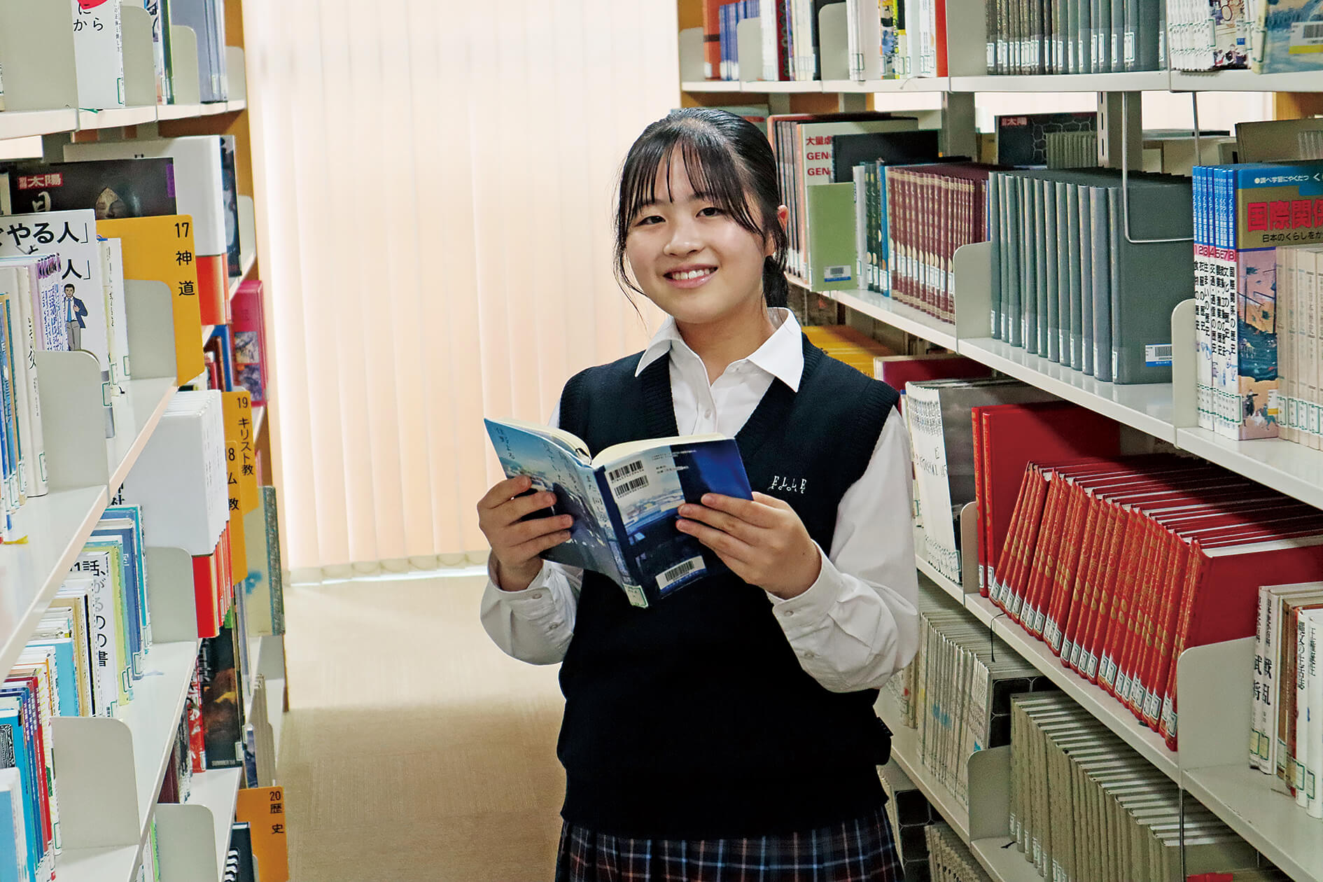 9号館の1階は中高専用の図書館となっており、約7万冊の蔵書とブラウジングコーナーや学習閲覧室を完備。大変広々とした施設です。