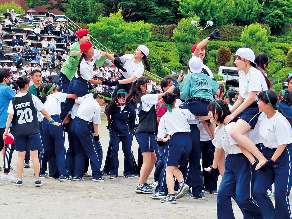 生徒で作る「体育大会実行委員会」が中心となって種目も決めていきます。女子校の騎馬戦も迫力満点。全校で行う砂川体操や高3の輪のダンス、応援合戦のダンスなども伝統です。