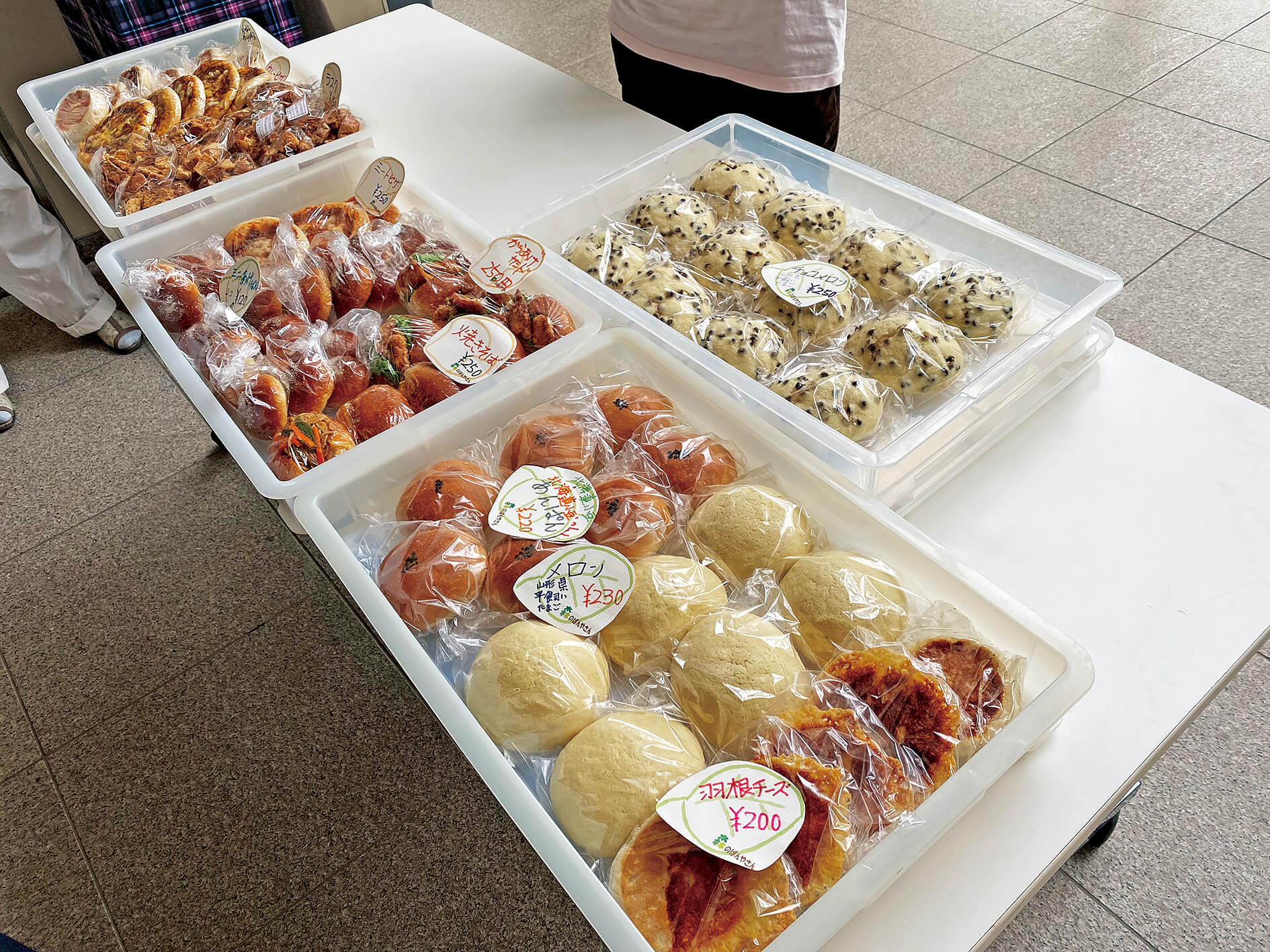 お弁当持参が多いですが、登校時に自販機で日替わりメニューやアラカルトの食券を購入しておくと、昼休みに受け取れます。最近はうどんのメニューが人気。パンの販売もあります。