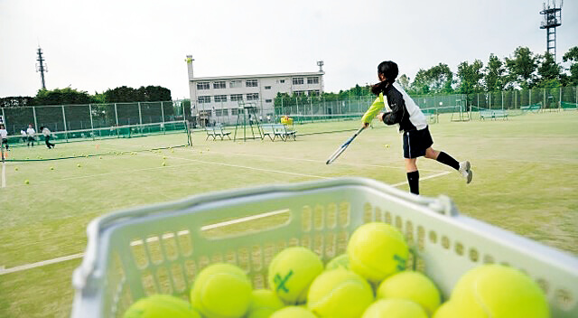 都内有数の広大なキャンパスだからこそクラブ活動も盛ん。中学で16、高校で23のクラブ活動があります。中学生は約9割、高校生は約8割が参加しています。中には全国大会常連のクラブも。
